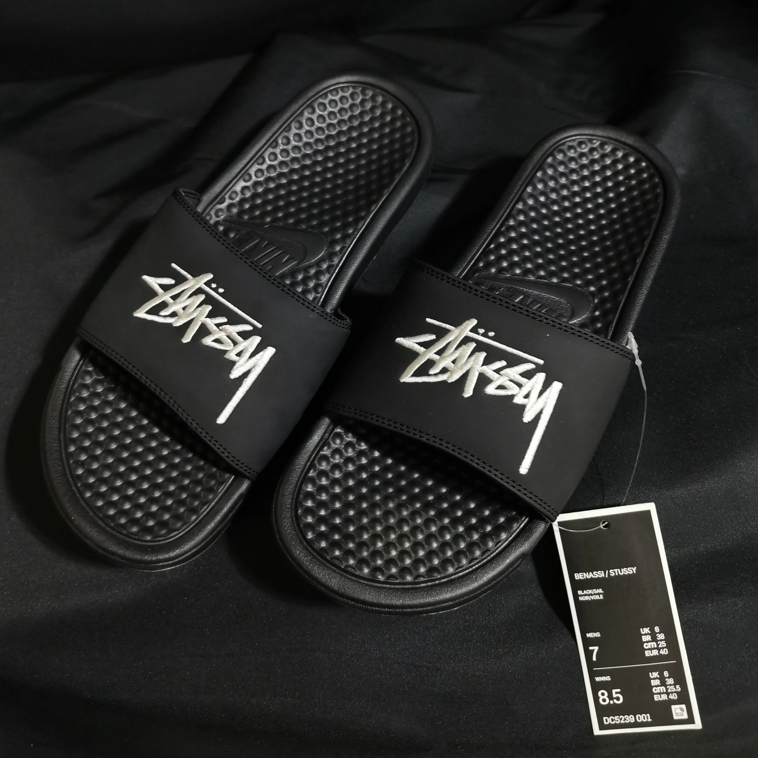 Nike x Stussy 2.0 Embroidered Benassi Slides (Black/Noir)(DC5239-001)
