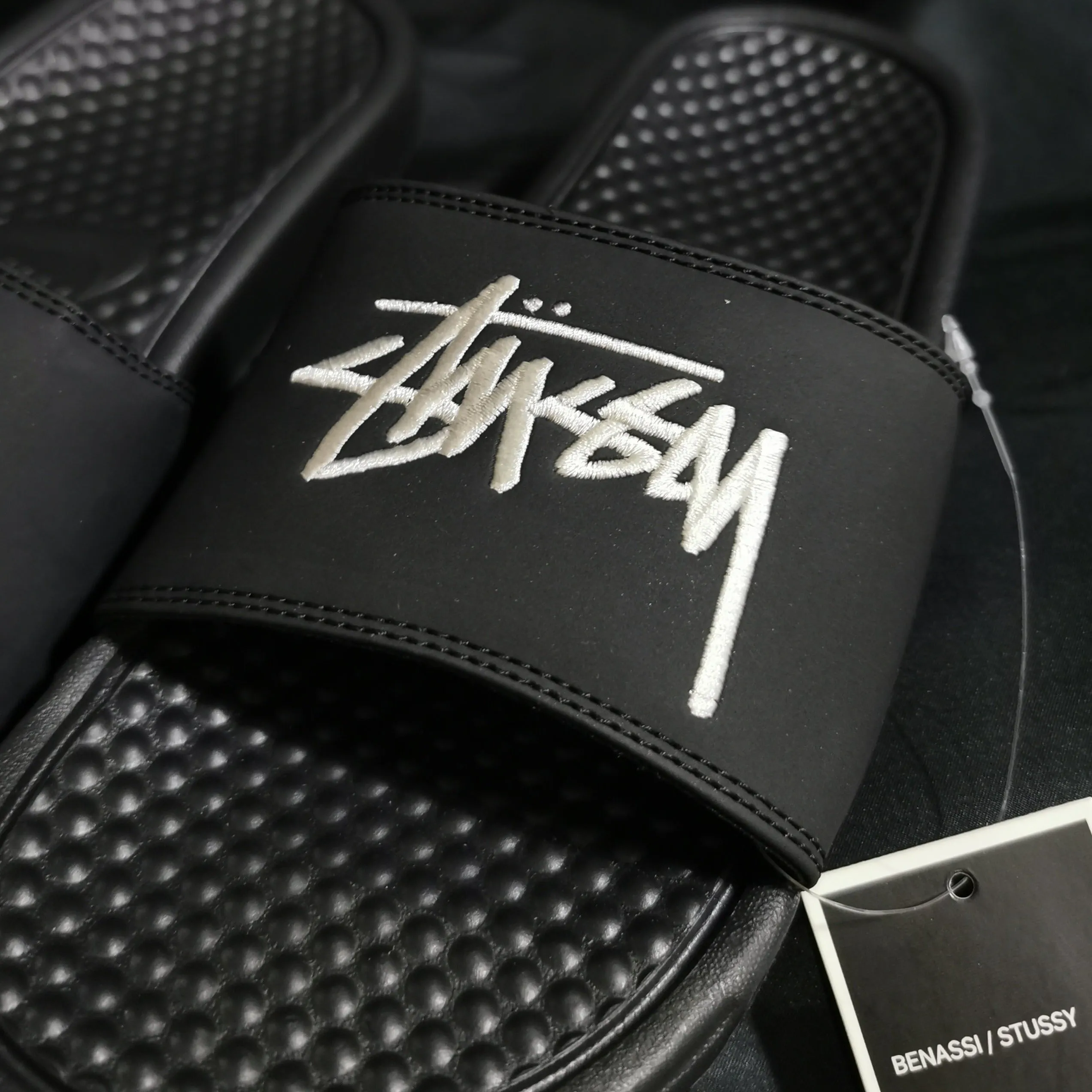 Nike x Stussy 2.0 Embroidered Benassi Slides (Black/Noir)(DC5239-001)